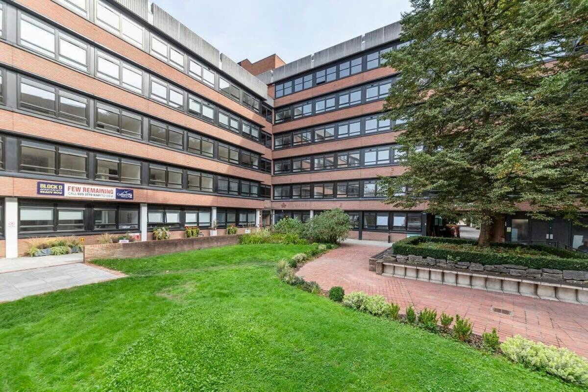 Bright Contemporary Studio In Іст-Грінстед Екстер'єр фото