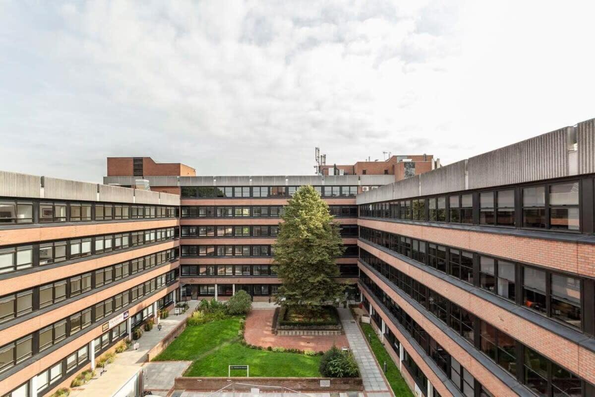 Bright Contemporary Studio In Іст-Грінстед Екстер'єр фото