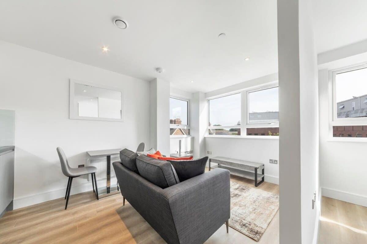 Bright Contemporary Studio In Іст-Грінстед Екстер'єр фото