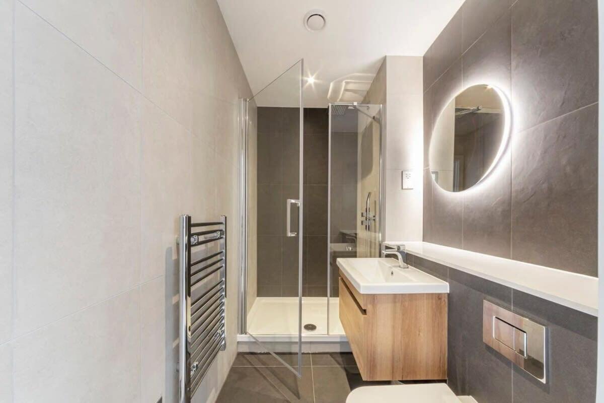 Bright Contemporary Studio In Іст-Грінстед Екстер'єр фото