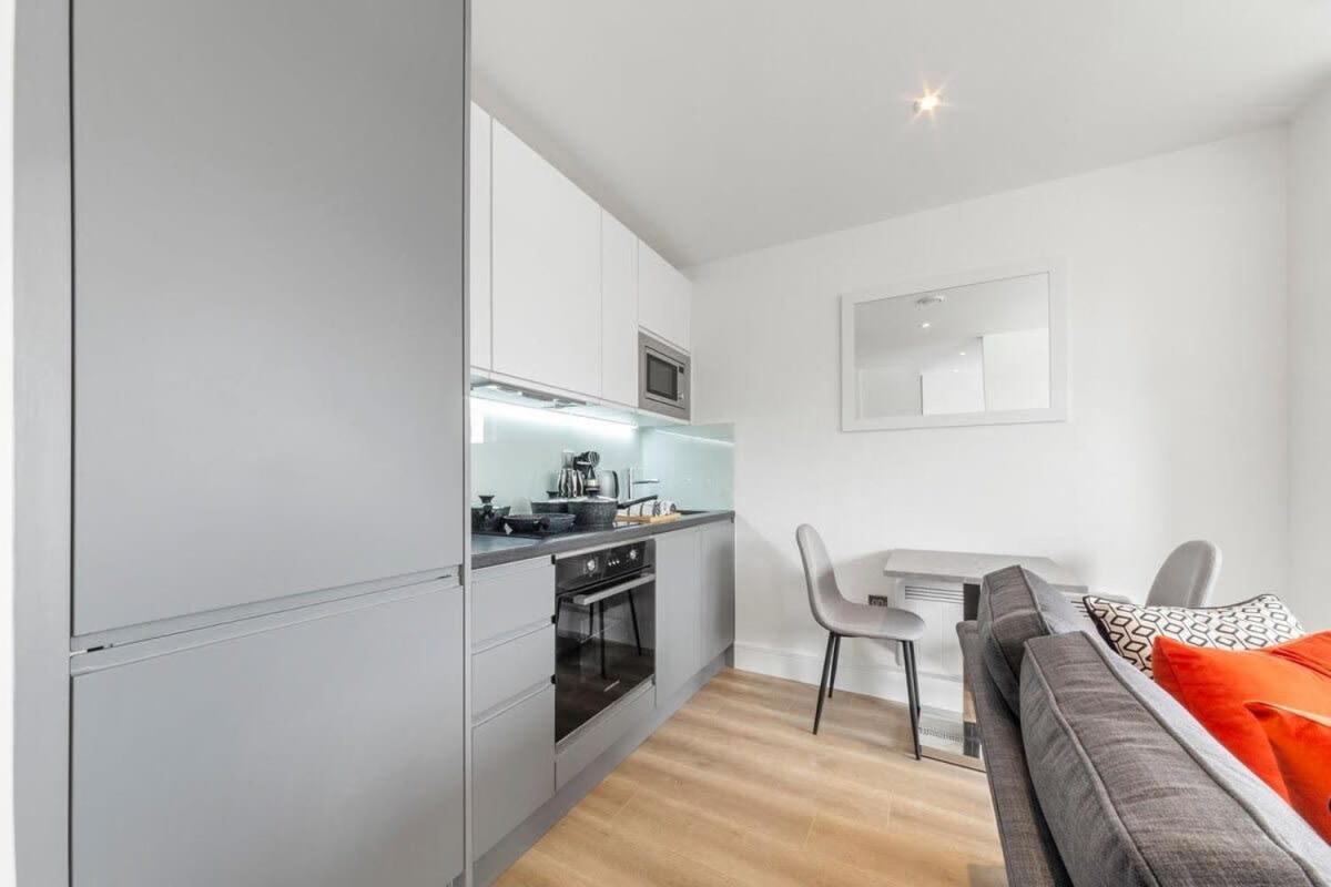 Bright Contemporary Studio In Іст-Грінстед Екстер'єр фото