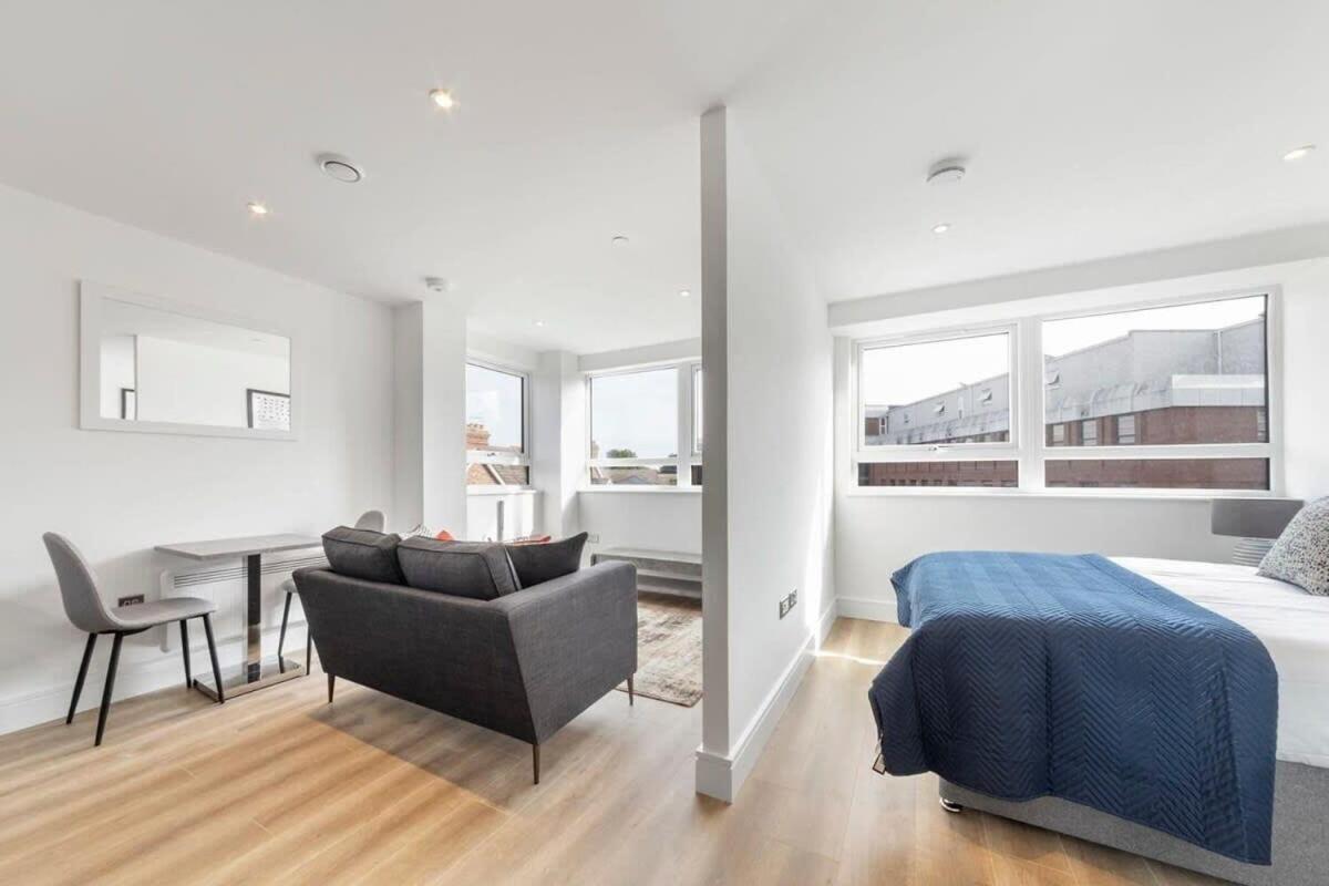 Bright Contemporary Studio In Іст-Грінстед Екстер'єр фото