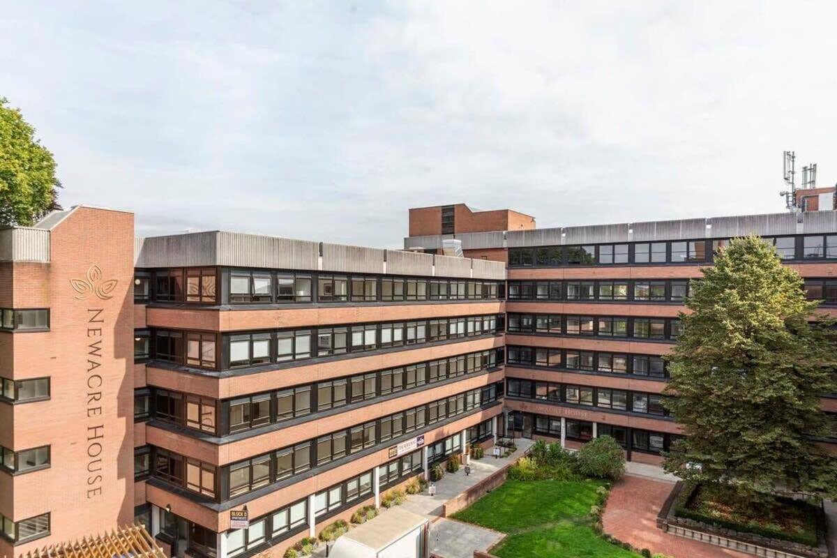 Bright Contemporary Studio In Іст-Грінстед Екстер'єр фото